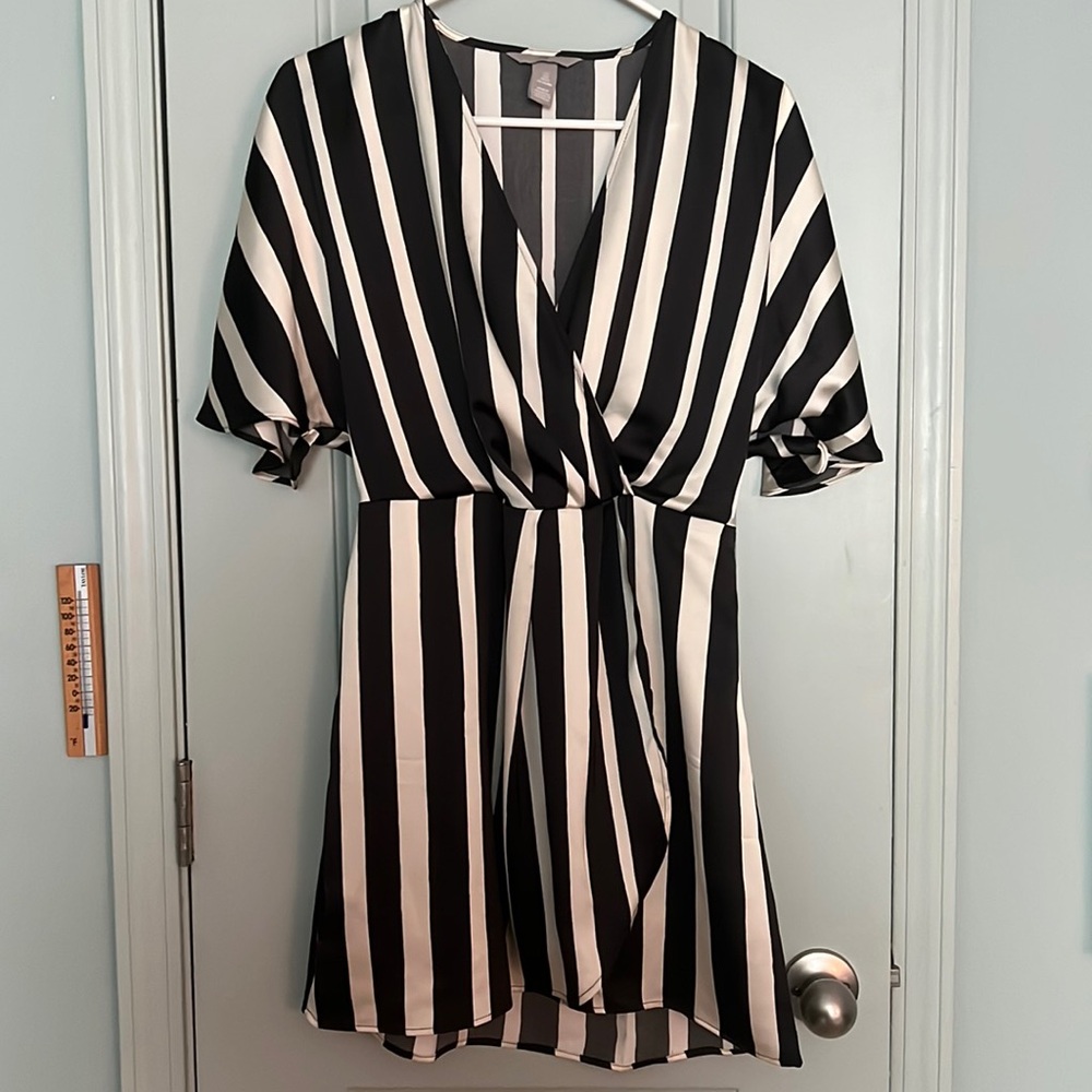 Short satin dress from Forever 21! Only one worn once!